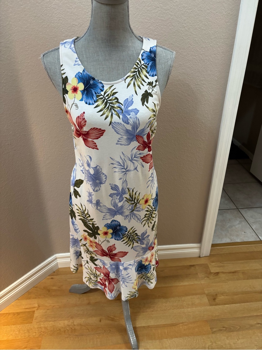 Tommy Bahama White Dress with Green and Blue Tropical Print Size Small